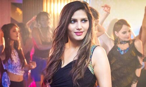 सपना चौधरी को देखने के लिए जुटे लोग, पढ़िए- पूरी खबर