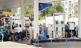 शनिवार को महंगा हुआ पेट्रोल-डीजल खरीदना