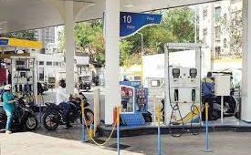 शनिवार को महंगा हुआ पेट्रोल-डीजल खरीदना