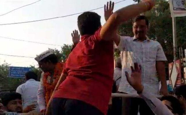 केजरीवाल को एक शख्स ने मारा थप्पड़, सिसोदिया ने लगाया मोदी पर यह गंभीर आरोप