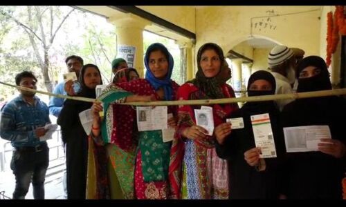 बूथों पर लगा लोकतंत्र का मेला, मतदान केंद्रों पर वोटर्स की भीड़, देखें तस्वीरें