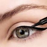 इस तरह करें लिक्विड आईलाइनर अप्लाई इस तरह करें लिक्विड आईलाइनर अप्लाई