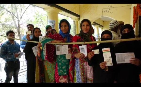 बूथों पर लगा लोकतंत्र का मेला, मतदान केंद्रों पर वोटर्स की भीड़, देखें तस्वीरें