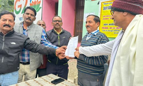 आनलाइन उपस्थिति के विरोध में चोलापुर BRC पर शिक्षकों का धरना आनलाइन उपस्थिति के विरोध में चोलापुर BRC पर शिक्षकों का धरना