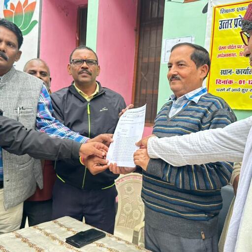 आनलाइन उपस्थिति के विरोध में चोलापुर BRC  पर शिक्षकों का धरना