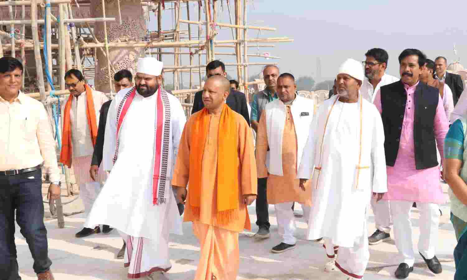 पीएम मोदी के आगमन की तैयारियों का जायजा लेने सीएम योगी पहुंचे स्वर्वेद महामन्दिर धाम