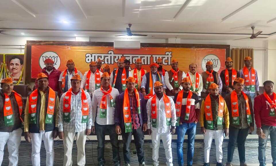 वाराणसी: भाजपा में शामिल हुए यादव समाज के 50 कार्यकर्ता