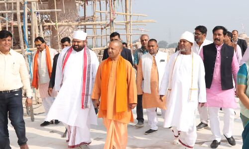 पीएम मोदी के आगमन की तैयारियों का जायजा लेने सीएम योगी पहुंचे स्वर्वेद महामन्दिर धाम पीएम मोदी के आगमन की तैयारियों का जायजा लेने सीएम योगी पहुंचे स्वर्वेद महामन्दिर धाम