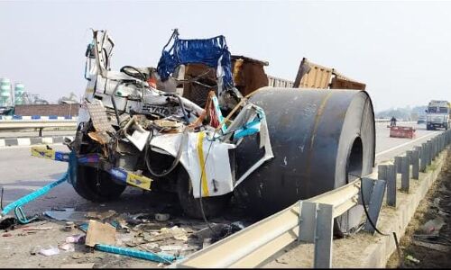 वाराणसी: खड़ी ट्रेलर में भिड़ी ट्रेलर, चालक-खलासी की मौत