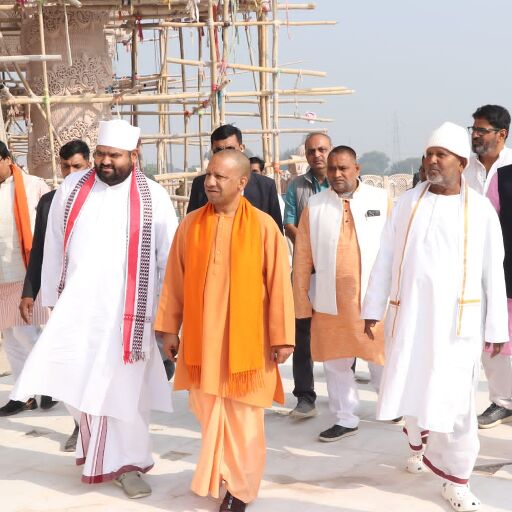 पीएम मोदी के आगमन की तैयारियों का जायजा लेने सीएम योगी पहुंचे स्वर्वेद महामन्दिर धाम पीएम मोदी के आगमन की तैयारियों का जायजा लेने सीएम योगी पहुंचे स्वर्वेद महामन्दिर धाम