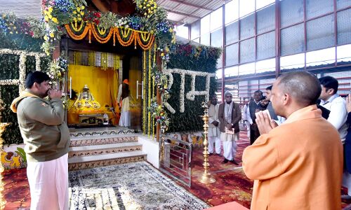 अयोध्या में सीएम योगी ने किए रामलला और हनुमानगढ़ी के दर्शन अयोध्या में सीएम योगी ने किए रामलला और हनुमानगढ़ी के दर्शन