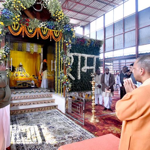 अयोध्या में सीएम योगी ने किए रामलला और हनुमानगढ़ी के दर्शन अयोध्या में सीएम योगी ने किए रामलला और हनुमानगढ़ी के दर्शन