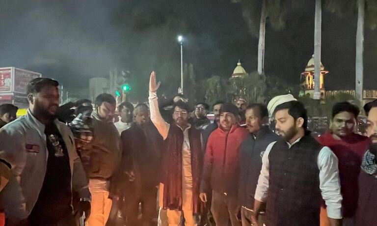 वाराणसी: भाजयुमो ने राहुल गांधी और कल्याण बनर्जी का पुतला फूंका