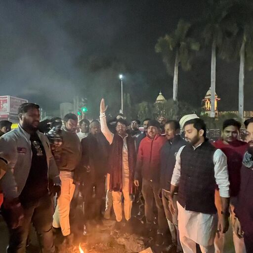 वाराणसी: भाजयुमो ने राहुल गांधी और कल्याण बनर्जी का पुतला फूंका वाराणसी: भाजयुमो ने राहुल गांधी और कल्याण बनर्जी का पुतला फूंका