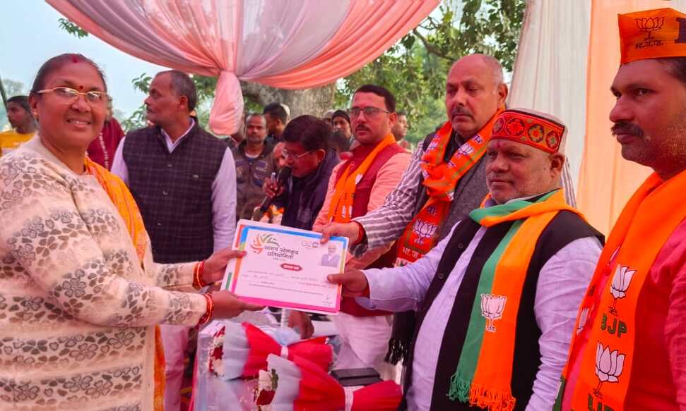 शिवपुर और रोहनिया में भाजपा जिलाध्यक्ष ने लाभार्थियों के बीच प्रमाण पत्र किया वितरित
