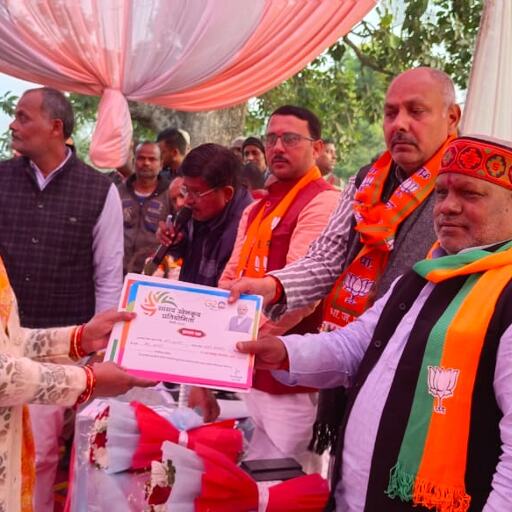शिवपुर और रोहनिया में भाजपा जिलाध्यक्ष ने लाभार्थियों के बीच प्रमाण पत्र किया वितरित