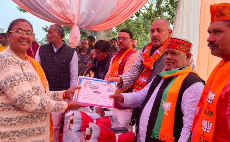 शिवपुर और रोहनिया में भाजपा जिलाध्यक्ष ने लाभार्थियों के बीच प्रमाण पत्र किया वितरित शिवपुर और रोहनिया में भाजपा जिलाध्यक्ष ने लाभार्थियों के बीच प्रमाण पत्र किया वितरित