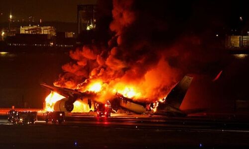 जापान में विमान हादसे में पांच की मौत, 379 यात्रियों की बची जान