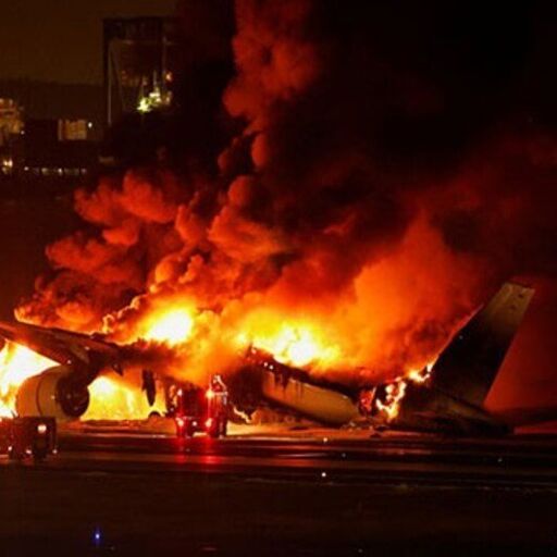 जापान में विमान हादसे में पांच की मौत, 379 यात्रियों की बची जान जापान में विमान हादसे में पांच की मौत, 379 यात्रियों की बची जान