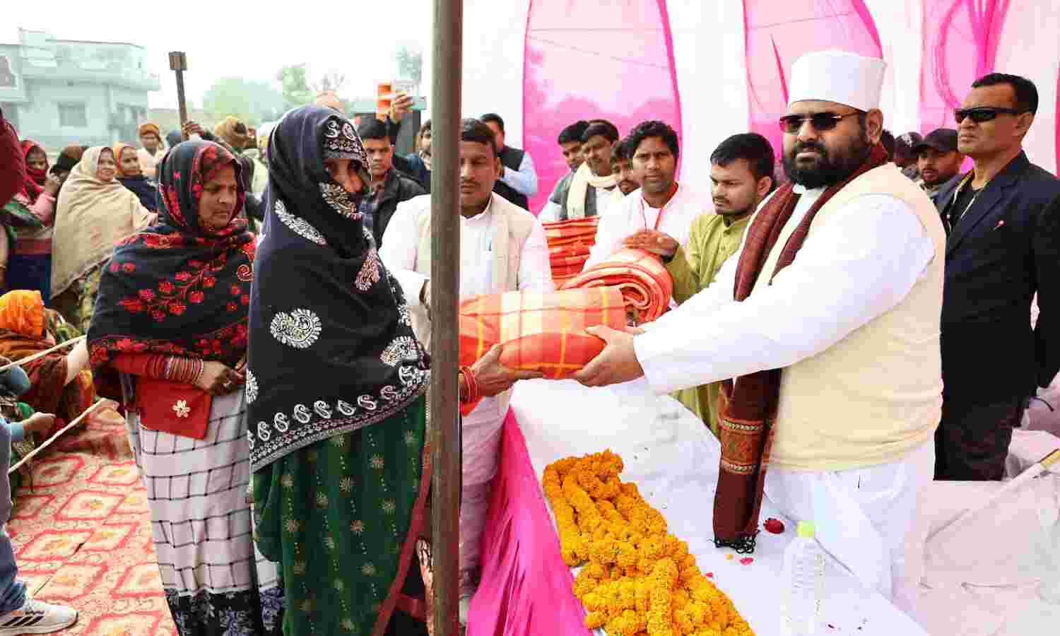 ठंड से राहत के लिए जरूरतमंदों के लिए स्वर्वेद महामंदिर ट्रस्ट ने किया विहंगम कम्बल वितरण