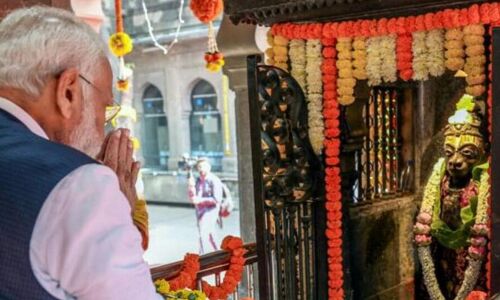 प्रधानमंत्री नरेंद्र मोदी ने महाराष्ट्र के नासिक में रोड शो किया, धार्मिक स्थलों में पूजा-अर्चना की प्रधानमंत्री नरेंद्र मोदी ने महाराष्ट्र के नासिक में रोड शो किया, धार्मिक स्थलों में पूजा-अर्चना की