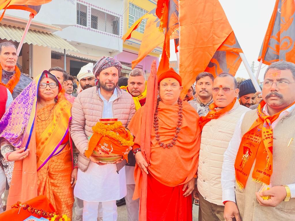 Swami Jitendranand Leads Kalash Yatra, Marking a Milestone for Ayodhya