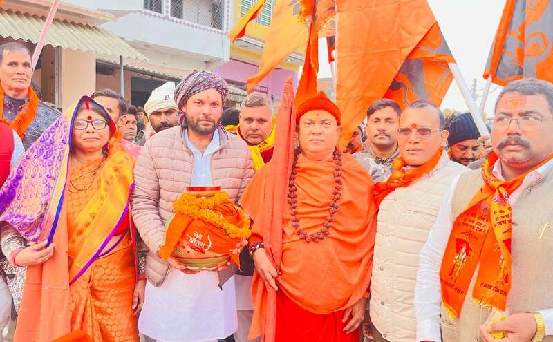 स्वामी जीतेन्द्रानंद सरस्वती की अगुवाई में निकली पूजित अक्षत कलश यात्रा