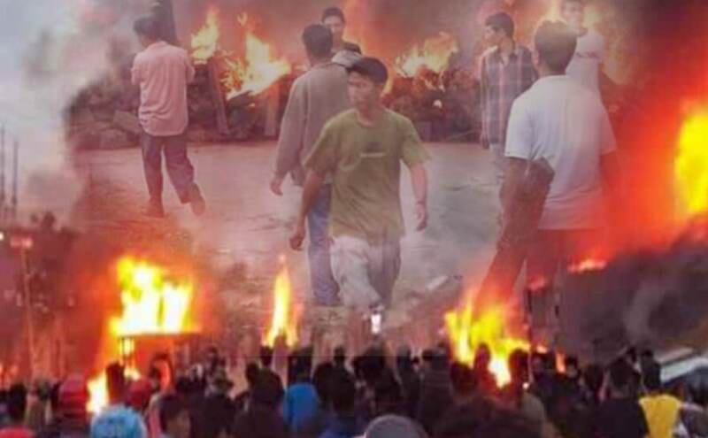 मणिपुर में हिंसा: उपद्रवियों ने कमांडो की हत्या की, कर्फ्यू के बावजूद जारी रहा विरोध मणिपुर में हिंसा: उपद्रवियों ने कमांडो की हत्या की, कर्फ्यू के बावजूद जारी रहा विरोध