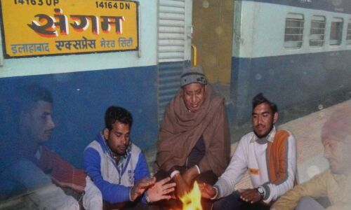 कानपुर में किसान नेताओं के एसी कोच में आग जलाने से हड़कंप कानपुर में किसान नेताओं के एसी कोच में आग जलाने से हड़कंप