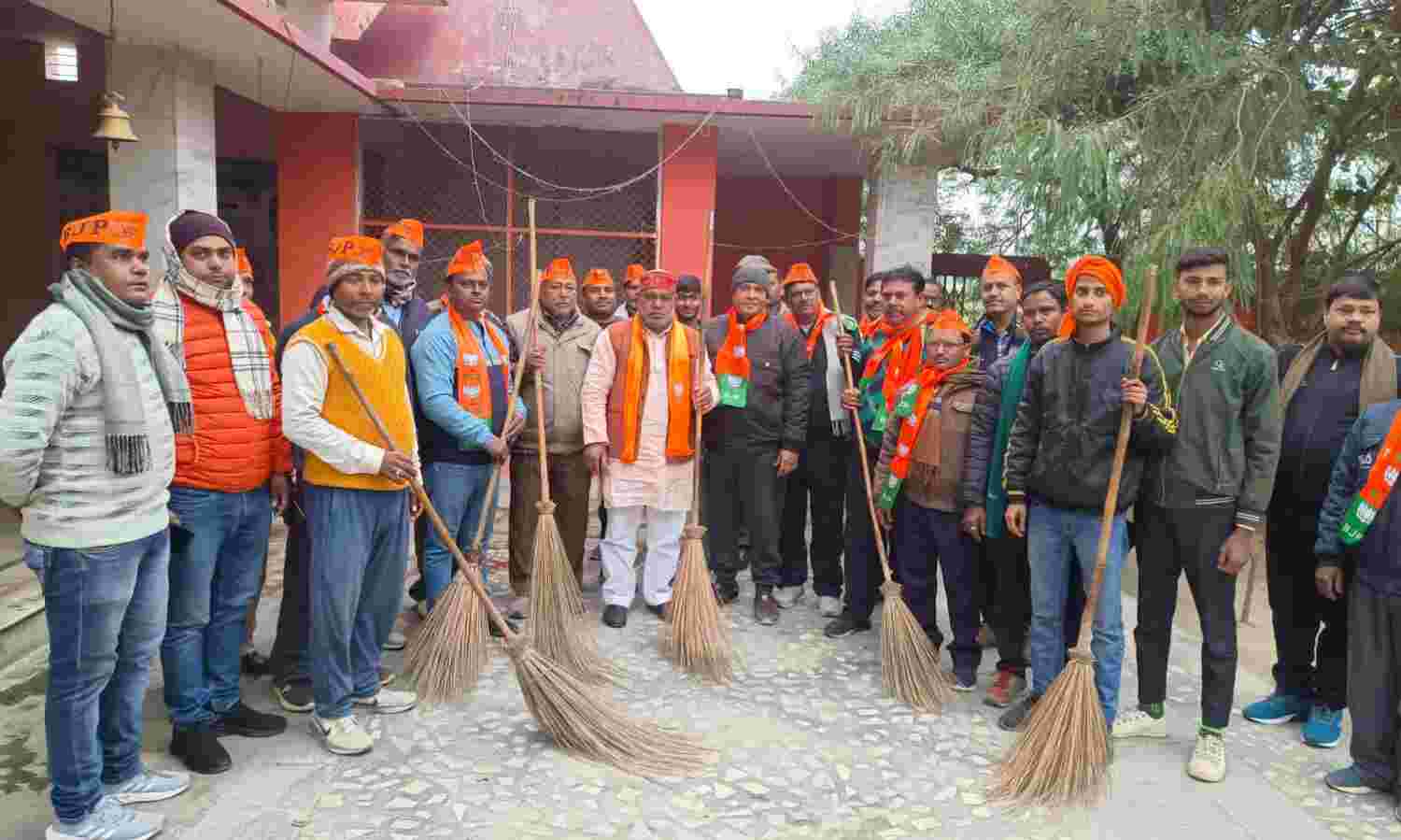 विकसित भारत संकल्प यात्रा एवं रोजगार मेला मेला में लोगो को मिले प्रमाण पत्र