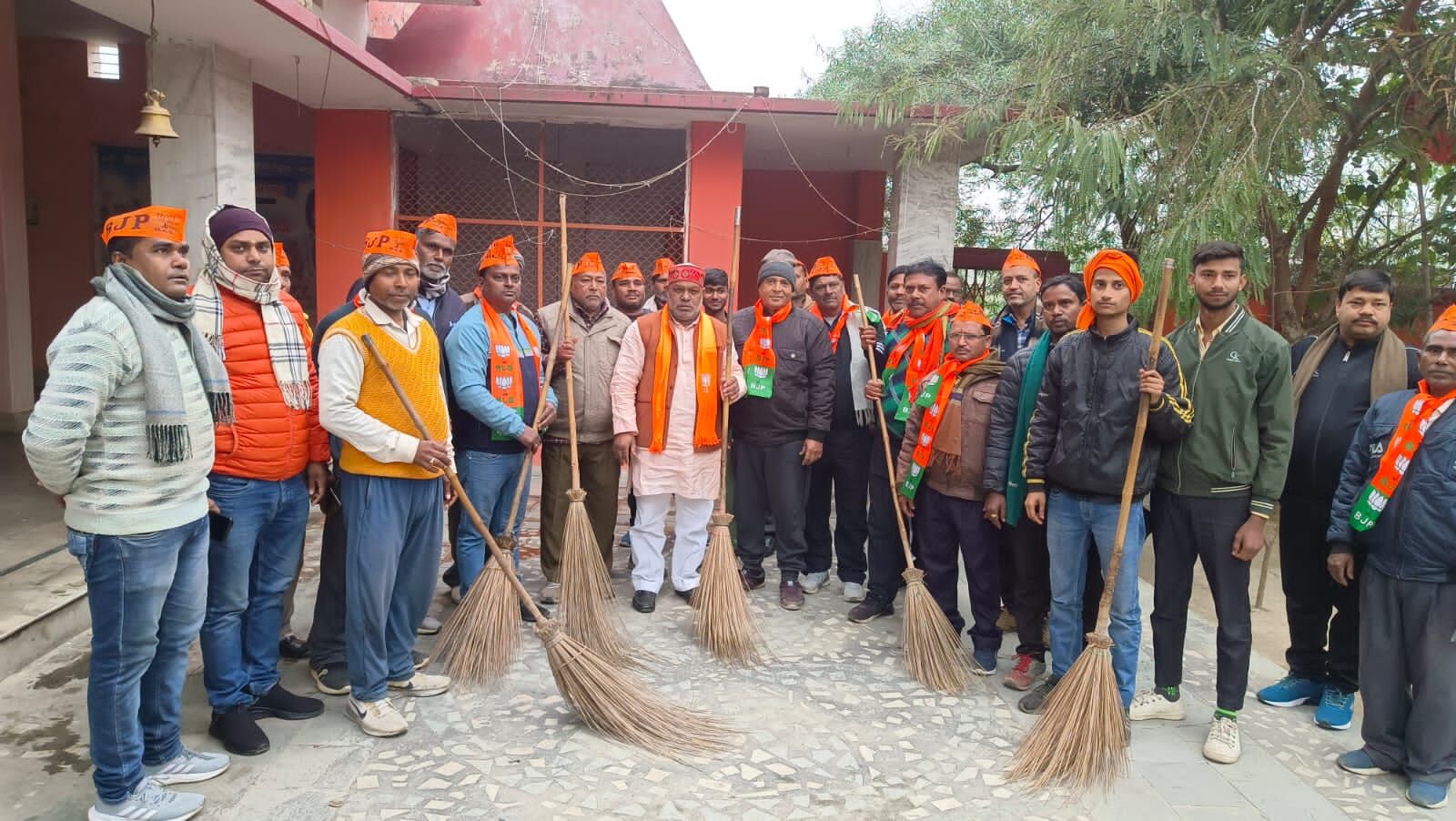 विकसित भारत संकल्प यात्रा एवं रोजगार मेला मेला में लोगो को मिले प्रमाण पत्र