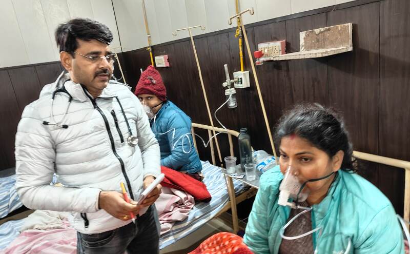 बंद कमरे में अंगीठी फिर बनी खतरनाक, समय रहते अस्पताल पहुंचने पर बची चार महिलाओं की जान