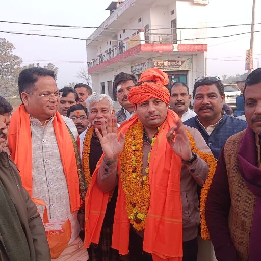 एसडीएम बनकर लौटा चौबेपुर का लाल रविकांत, गाजेबाजे के साथ किया ग्रामीणों ने स्वागत