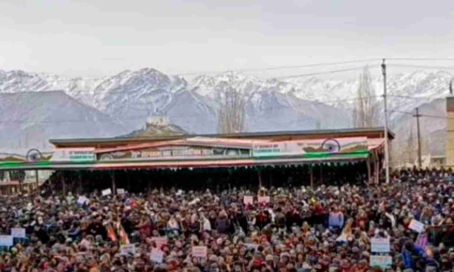 लद्दाख में पूर्ण राज्य का दर्जा न मिलने पर भड़के लोग, सड़कों पर उतरे