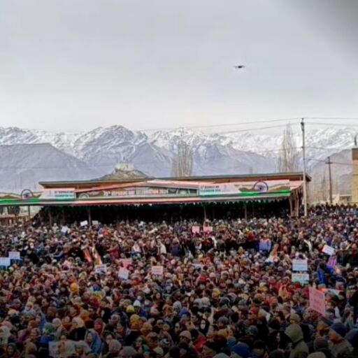 लद्दाख में पूर्ण राज्य का दर्जा न मिलने पर भड़के लोग, सड़कों पर उतरे