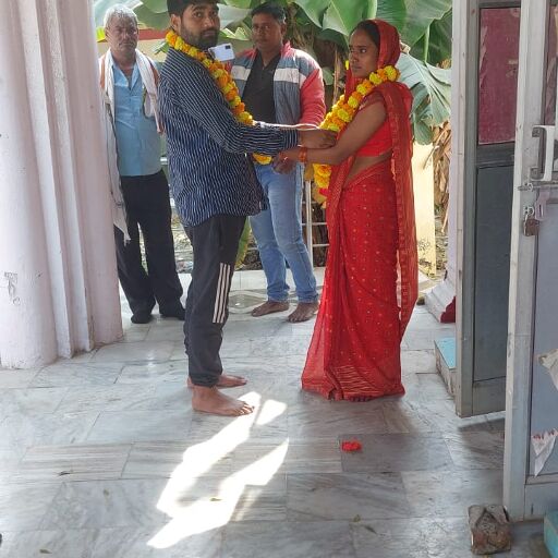 प्रेमिका के घर में घुसे प्रेमी को परिजनों ने पकड़ा, थाने में रचाई गई शादी प्रेमिका के घर में घुसे प्रेमी को परिजनों ने पकड़ा, थाने में रचाई गई शादी