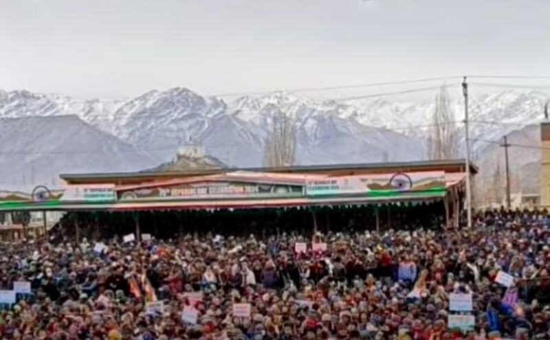 लद्दाख में पूर्ण राज्य का दर्जा न मिलने पर भड़के लोग, सड़कों पर उतरे लद्दाख में पूर्ण राज्य का दर्जा न मिलने पर भड़के लोग, सड़कों पर उतरे