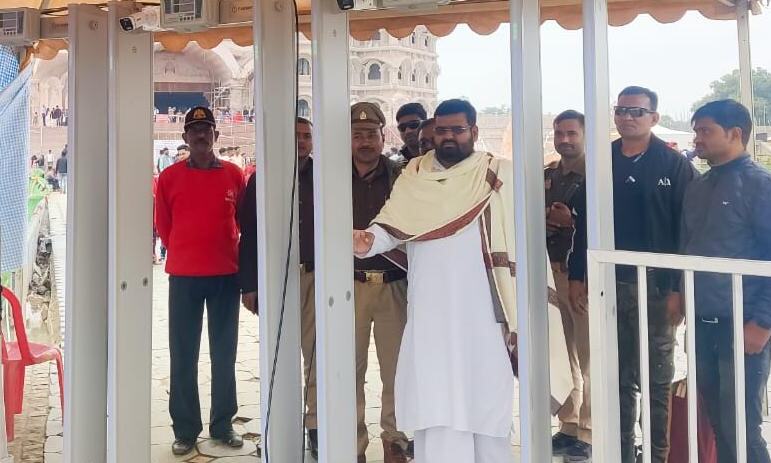स्वर्वेद महामंदिर धाम में सुरक्षा व्यवस्था हुई कड़ी, प्रवेश से पहले मेटल डिटेक्टर से होगा गुजरना