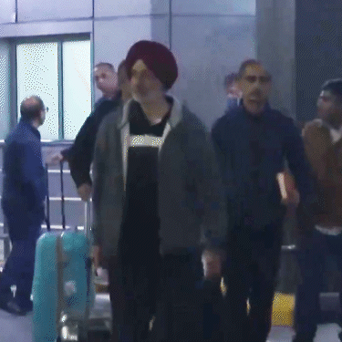 कतर की जेल से रिहा हुए आठ पूर्व भारतीय नौसैनिक: भारत की बड़ी कूटनीतिक जीत कतर की जेल से रिहा हुए आठ पूर्व भारतीय नौसैनिक: भारत की बड़ी कूटनीतिक जीत