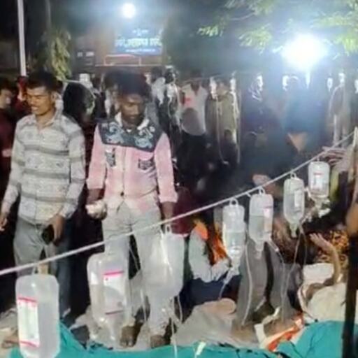 बुलढाणा में धार्मिक आयोजन में परोसे गए भोजन से बीमार हुए 300, सड़क पर लिटाकर किया गया इलाज बुलढाणा में धार्मिक आयोजन में परोसे गए भोजन से बीमार हुए 300, सड़क पर लिटाकर किया गया इलाज