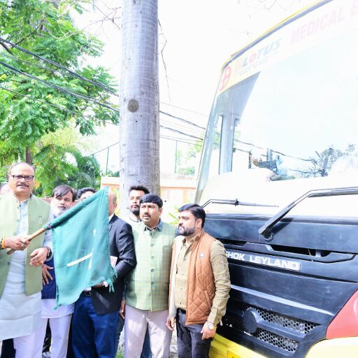 उपमुख्यमंत्री बृजेश पाठक ने दिखाई लोटस टीएमटी मेडिकल बस को हरी झंडी