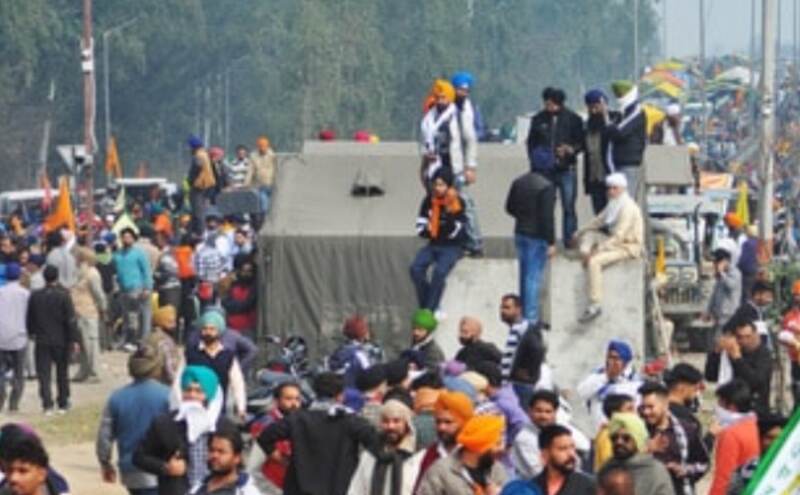 हरियाणा के खनौरी बॉर्डर पर पुलिस और किसानों के बीच टकराव, एसएचओ घायल हरियाणा के खनौरी बॉर्डर पर पुलिस और किसानों के बीच टकराव, एसएचओ घायल