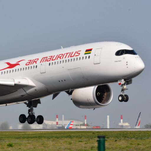 एयर मॉरीशस की फ्लाइट में एसी फेल, यात्रियों को 5 घंटे तक उतरने नहीं दिया गया एयर मॉरीशस की फ्लाइट में एसी फेल, यात्रियों को 5 घंटे तक उतरने नहीं दिया गया