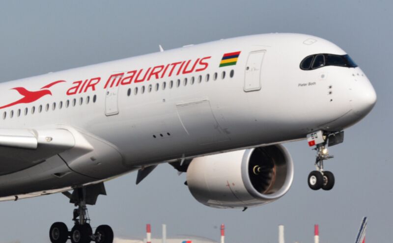 एयर मॉरीशस की फ्लाइट में एसी फेल, यात्रियों को 5 घंटे तक उतरने नहीं दिया गया