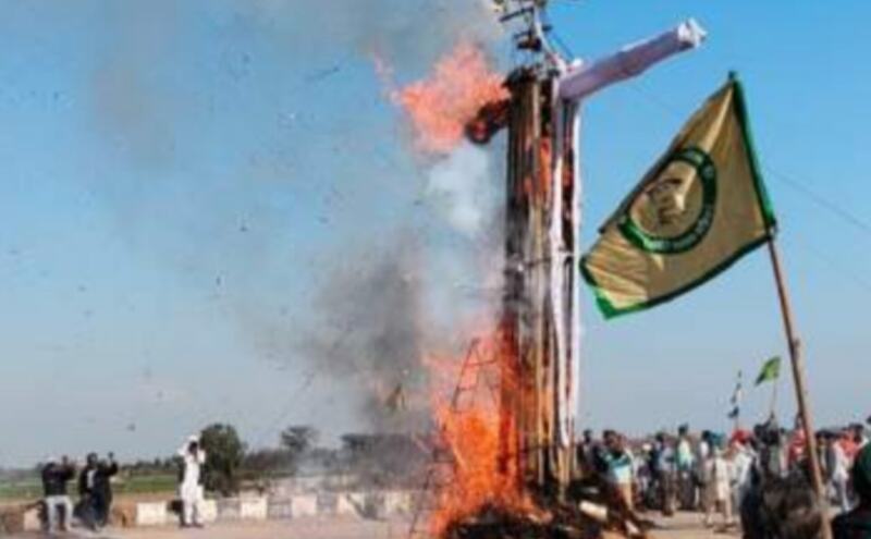 किसानों ने डब्ल्यूटीओ का पुतला फूंका, हजारों गांवों में विरोध प्रदर्शन किसानों ने डब्ल्यूटीओ का पुतला फूंका, हजारों गांवों में विरोध प्रदर्शन