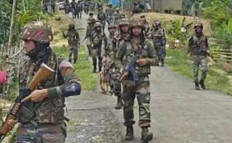 मणिपुर में पुलिस अधिकारी पर हमला, अपहरण, फिर बचाव मणिपुर में पुलिस अधिकारी पर हमला, अपहरण, फिर बचाव