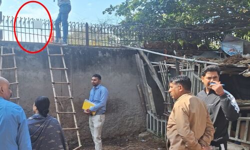 नवजात मिला दीवार पर अटका, मौत नवजात मिला दीवार पर अटका, मौत