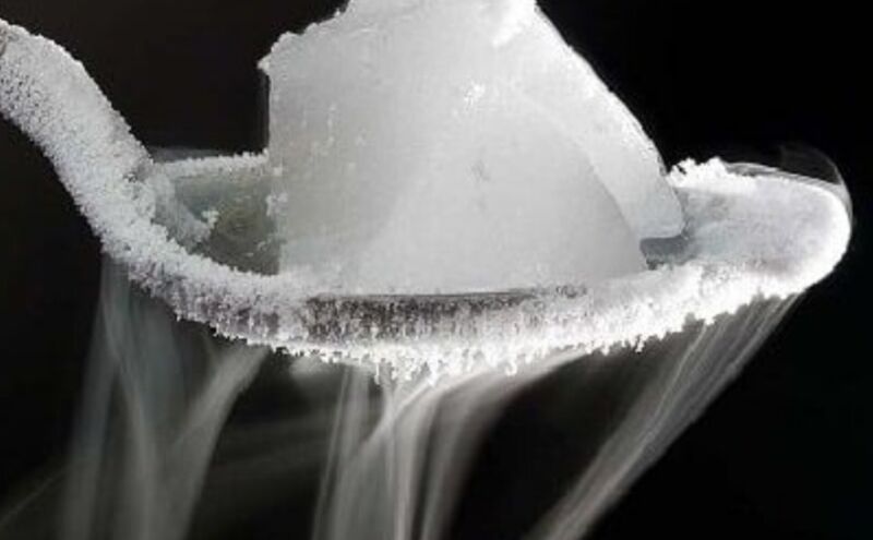 ड्राई आइस में ऐसा क्या है जिसे खाते ही गुरुग्राम के रेस्टोरेंट में लोगों के मुंह से खून निकलने लगा