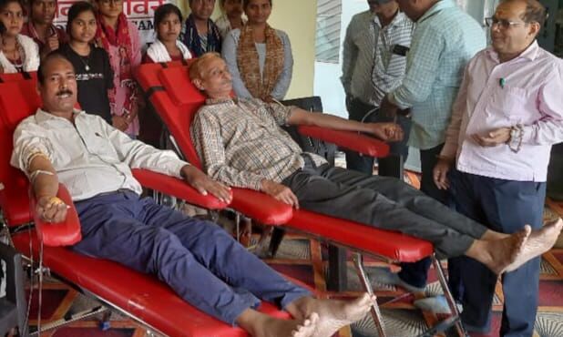 104 वां रक्तदान कर अमर शहीदों को दी श्रद्धांजलि, युवाओं को दी प्रेरणा