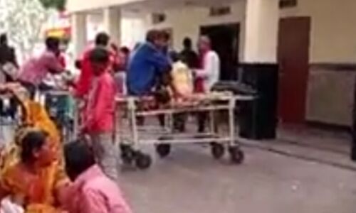 बीएचयू अस्पताल में मरीजों की भारी भीड़, इमरजेंसी फुल, स्ट्रेचरों की कतार